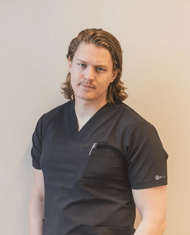 Dr. Simen Austdal er ansvarlig lege ved Facial Aesthetics, med erfaring fra nevrologi og gastrokirurgi. Han har videreutdanning i estetisk medisin, holder kurs i Oslo, og tilbyr kroppsfillerbehandlinger internasjonalt.